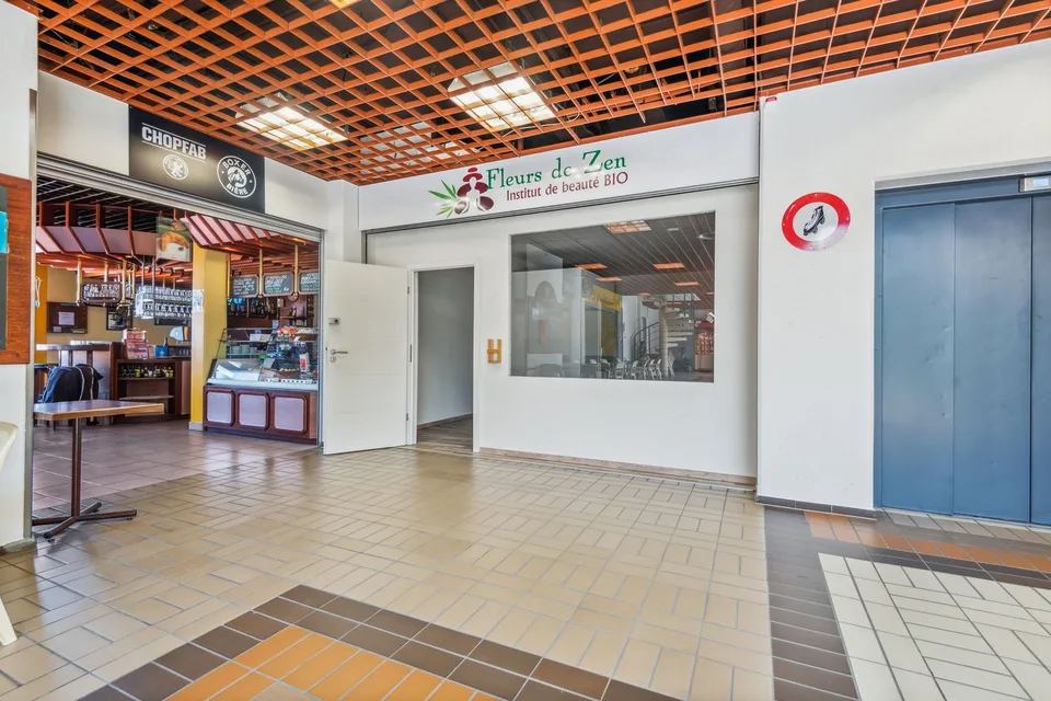 local dans centre commercial