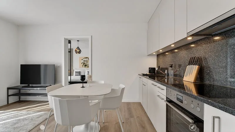 Moderne möblierte 2-Zimmer-Wohnung mit Service und Balkon in Biel
