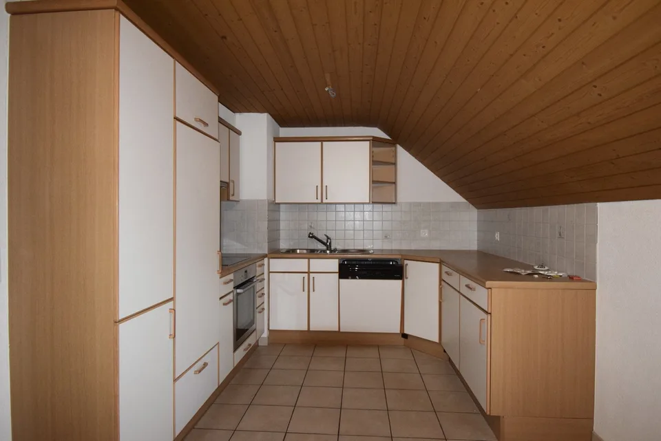 Idyllische Dachwohnung mit zwei Balkonen !