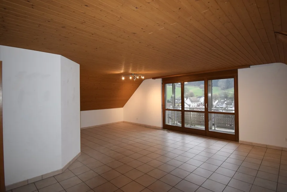 Idyllische Dachwohnung mit zwei Balkonen !