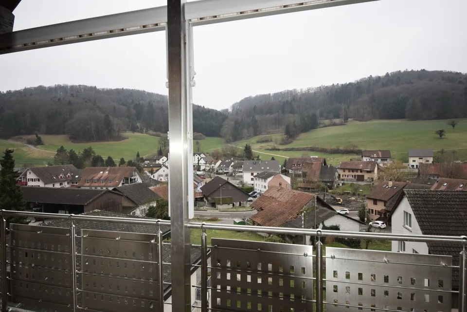 Idyllische Dachwohnung mit zwei Balkonen !