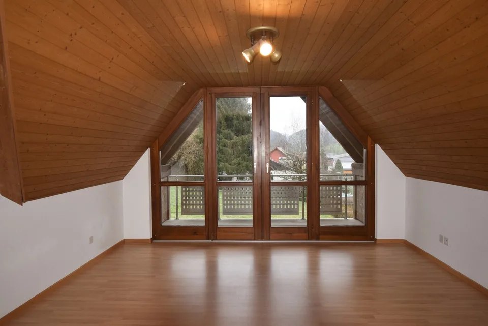 Idyllische Dachwohnung mit zwei Balkonen !