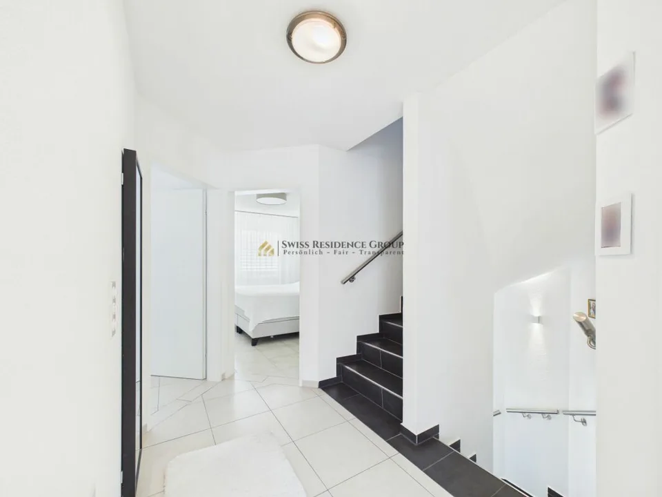 RÉSERVÉ ! Maison d'angle moderne de 6,5 pièces avec jardin ensoleillé dans un quartier résidentiel très demandé – photo 8 sur 20