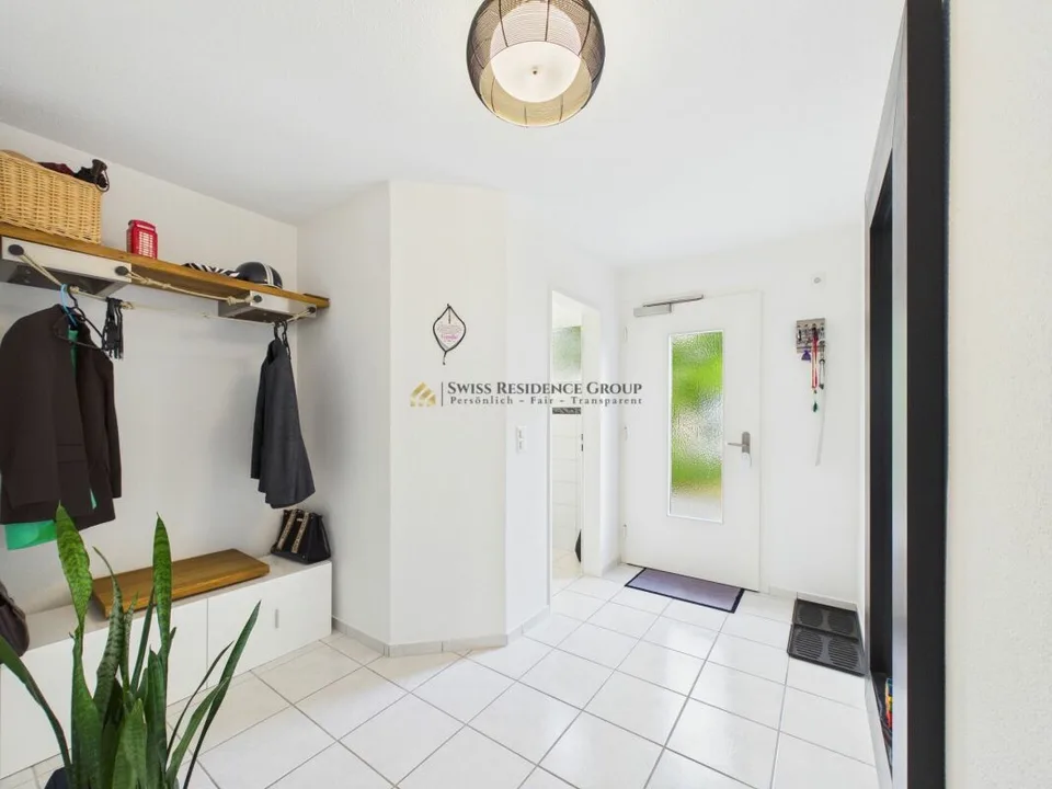 Casa d'angolo moderna di 6,5 locali con giardino soleggiato in una zona residenziale ambita