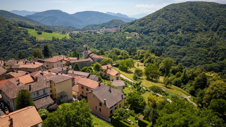 Casa d'epoca con giardino nel nucleo storico di Aranno