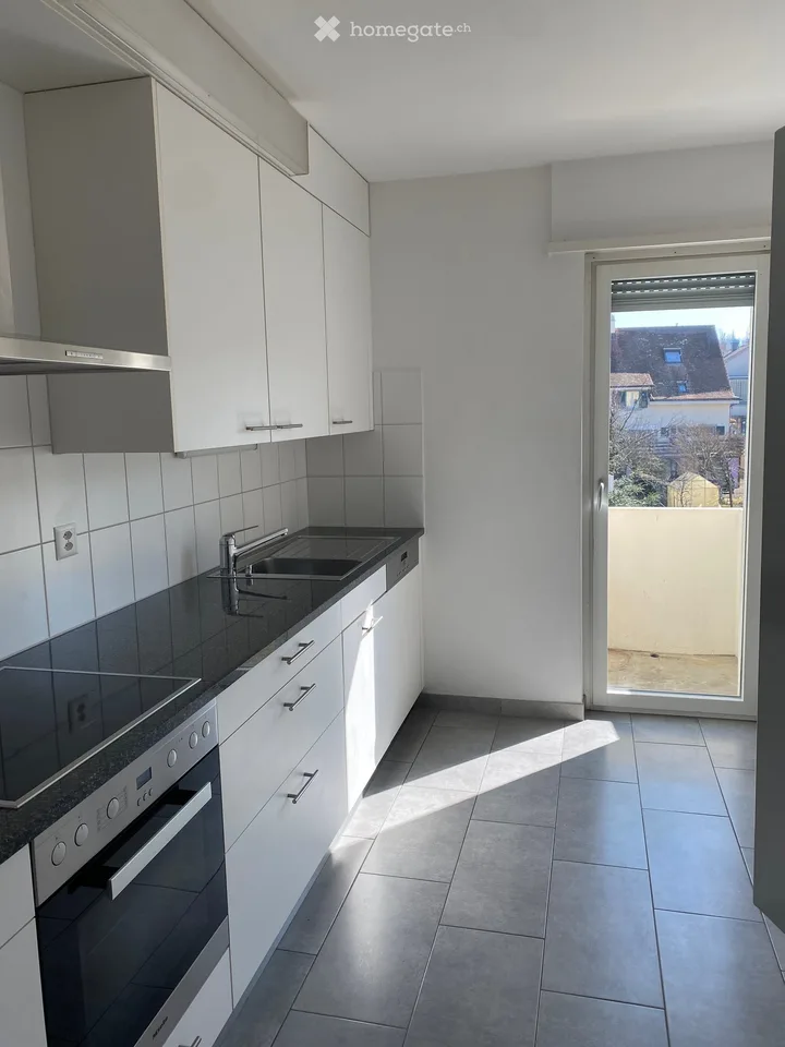 Grosszügige 4-Zimmer-Wohnung mit Balkon in Bottmingen