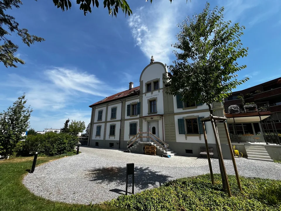 2-Zimmerwohnung mit Sitzplatz: Erstbezug in historischer Villa