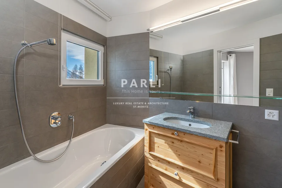 Exklusive 4.5-Zimmer-Ferienwohnung mit Panoramablick – Sommersaison in La Punt