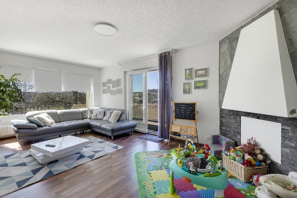 Bel appartement lumineux de 5,5 pièces au 1er étage avec jardin privé au rez.