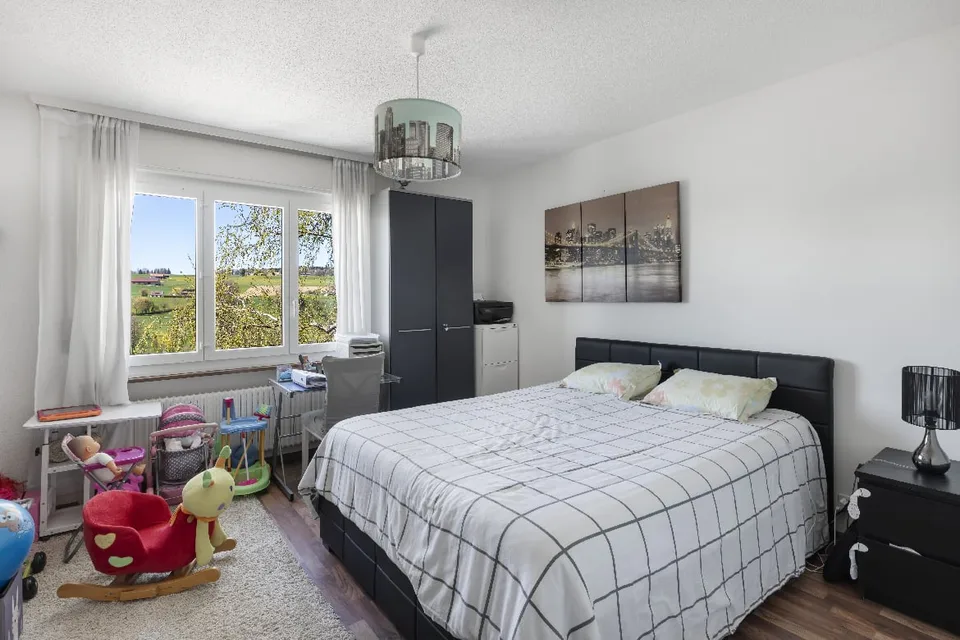 Bel appartement lumineux de 5,5 pièces au 1er étage avec jardin privé au rez.