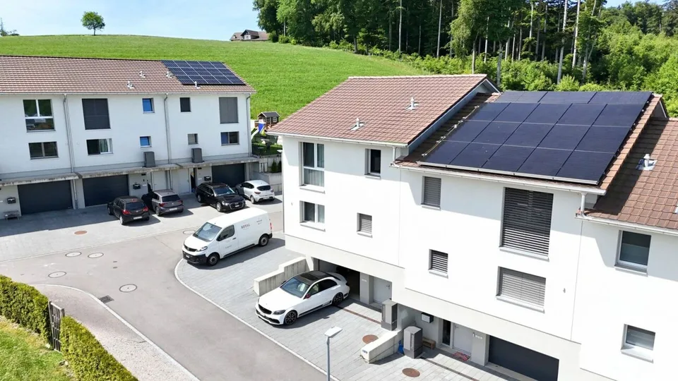 Wohnen wie in den Ferien - Modernes 5.5 Zimmer Reihenhaus mit Pool