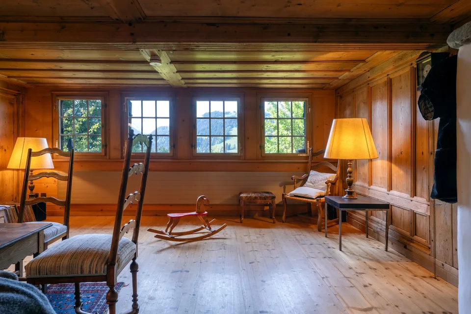 Traditionelles Bauernhaus mit Scheune und Umschwung