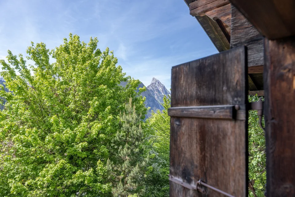 Traditionelles Bauernhaus mit Scheune und Umschwung