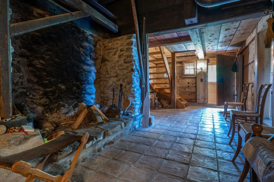 Traditionelles Bauernhaus mit Scheune und Umschwung