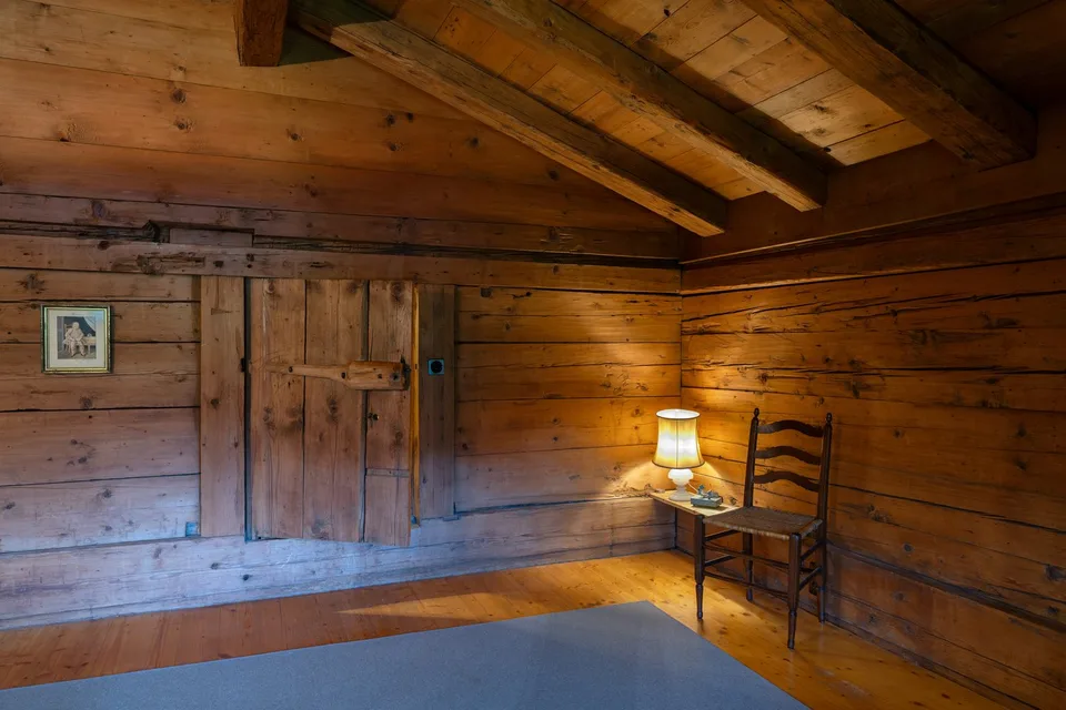 Traditionelles Bauernhaus mit Scheune und Umschwung – Foto 11 von 12