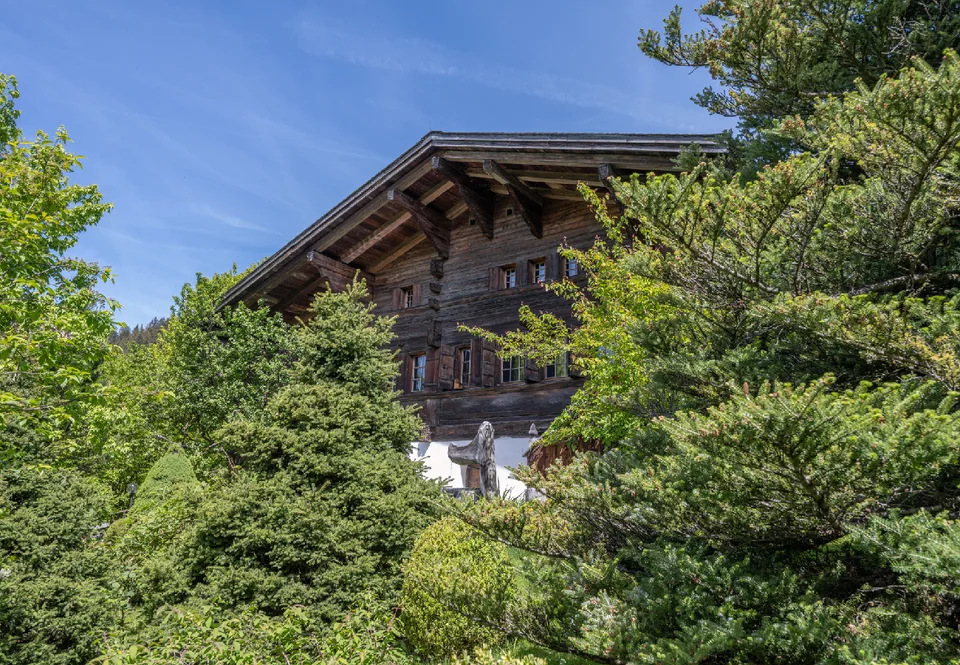 Traditionelles Bauernhaus mit Scheune und Umschwung