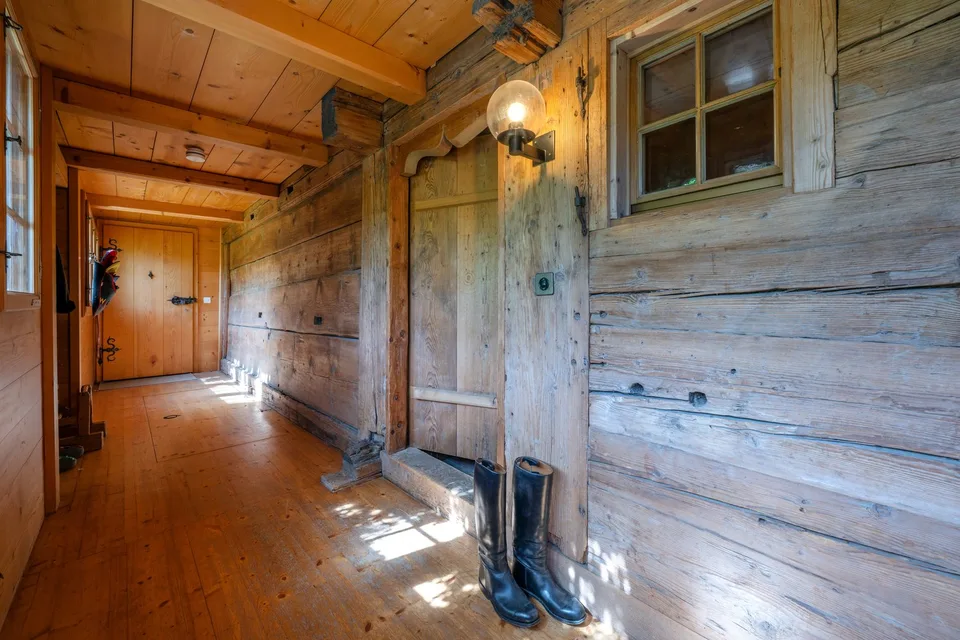 Traditionelles Bauernhaus mit Scheune und Umschwung