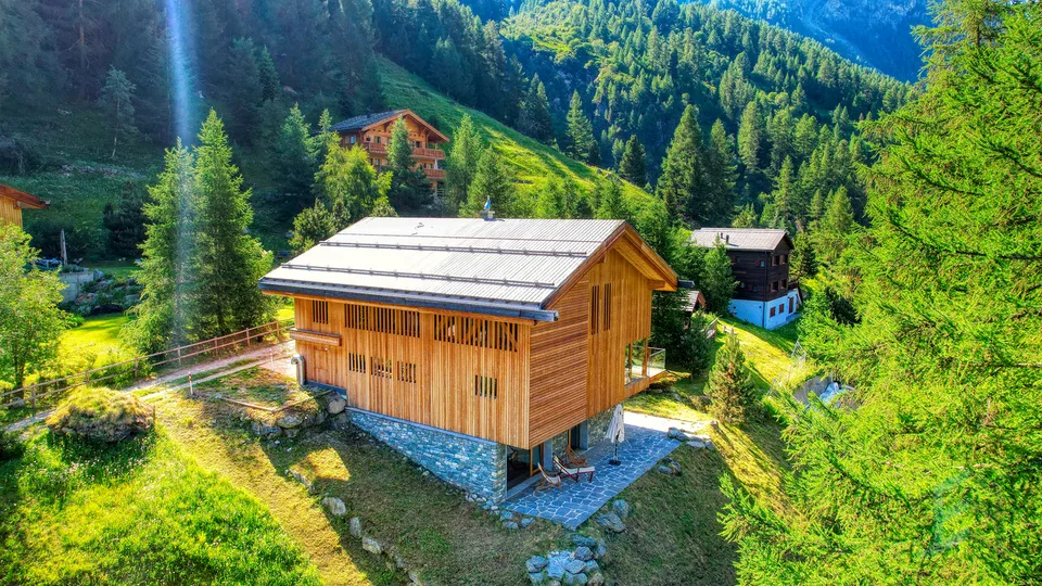 EXCLUSIVITE Somptueux Chalet de 6 ½ pièces en pleine nature