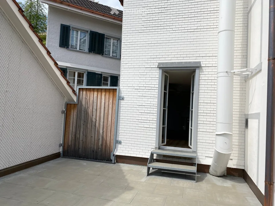 4.5 Zimmer Wohnung im Altbau mit Charm, Terrasse und Halbstöcken.