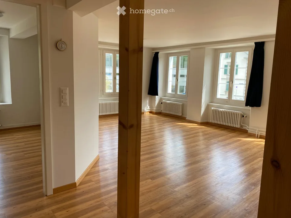 4.5 Zimmer Wohnung im Altbau mit Charm, Terrasse und Halbstöcken.