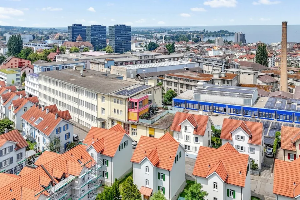 Stattliches Wohn- und Geschäftshaus mit zwei grossen Wohnungen und vielseitig nutzbarem Gewerbe an zentraler Lage