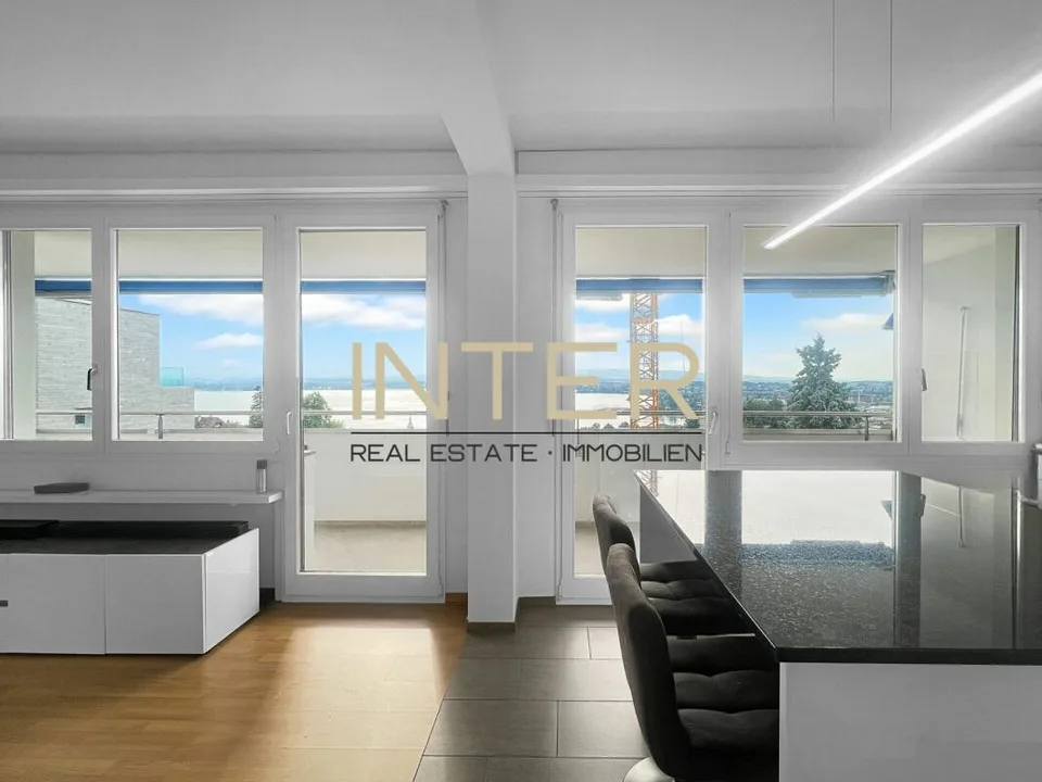 Vivere in modo moderno con vista da sogno sul lago di Zug