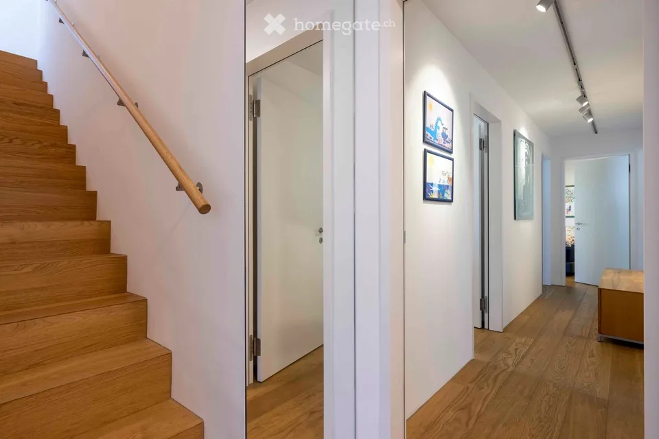 Construit moderne et spacieux dans un emplacement de rêve, avec balcon, jardin et entrée privée.