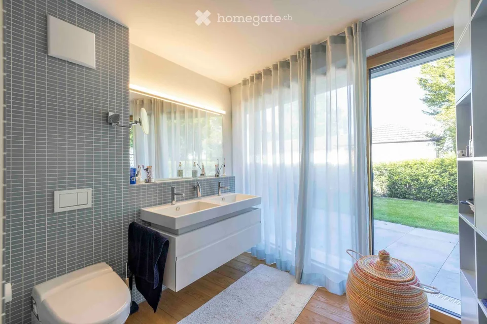 Construit moderne et spacieux dans un emplacement de rêve, avec balcon, jardin et entrée privée.
