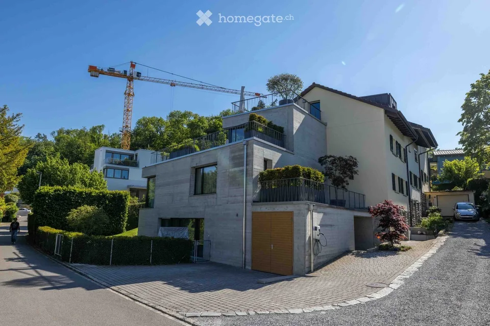 Construit moderne et spacieux dans un emplacement de rêve, avec balcon, jardin et entrée privée.