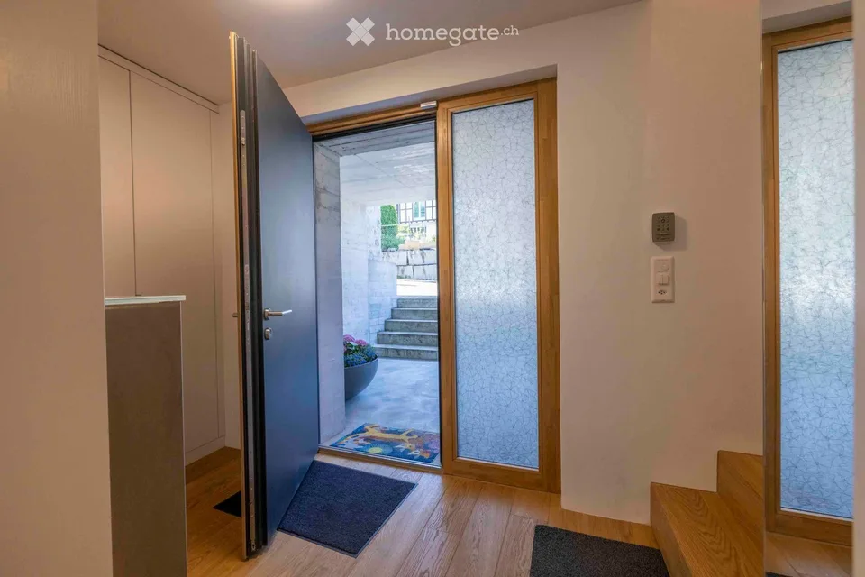Construit moderne et spacieux dans un emplacement de rêve, avec balcon, jardin et entrée privée.