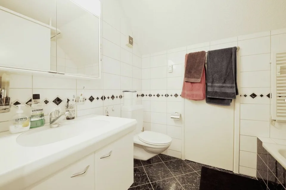 Ampio appartamento mansardato con altezza del soffitto di 5 m!