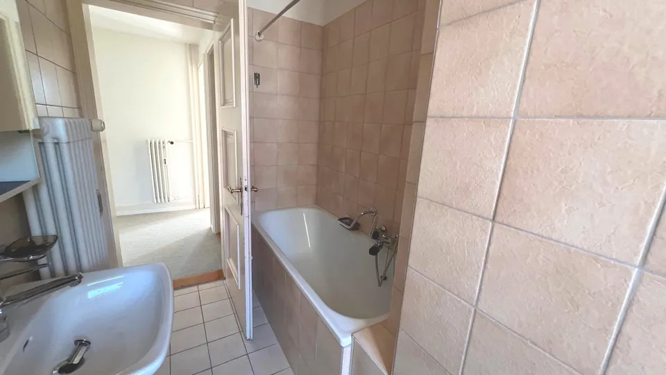 Charmante 2-Zimmer-Wohnung mit Balkon und Aussicht in Zürich-Höngg