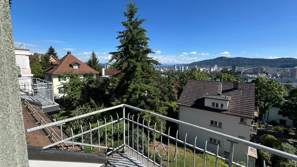 Charmante 2-Zimmer-Wohnung mit Balkon und Aussicht in Zürich-Höngg