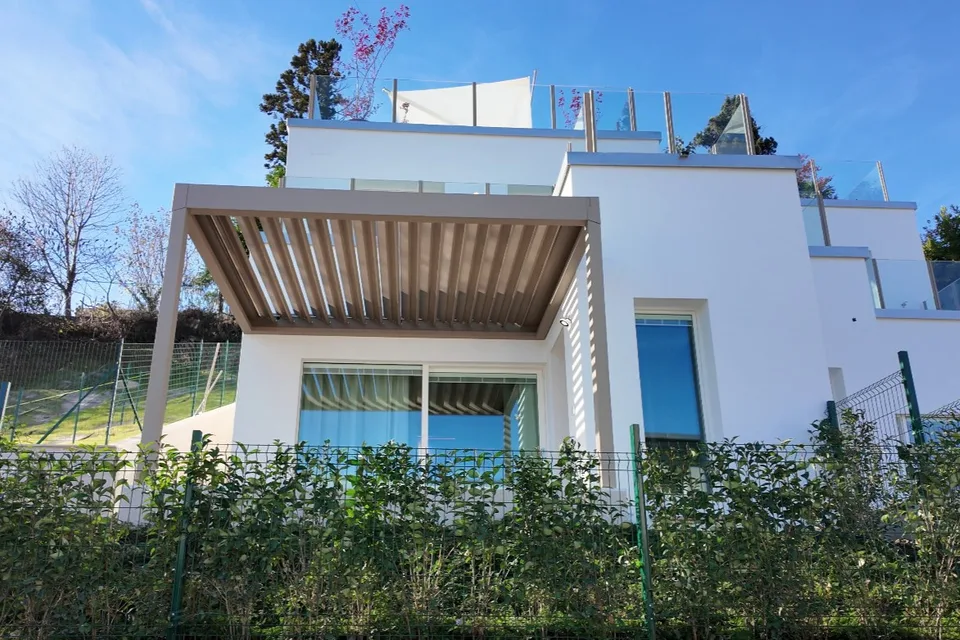 Ville nuove in costruzione in legno con terrazza sul tetto panoramica