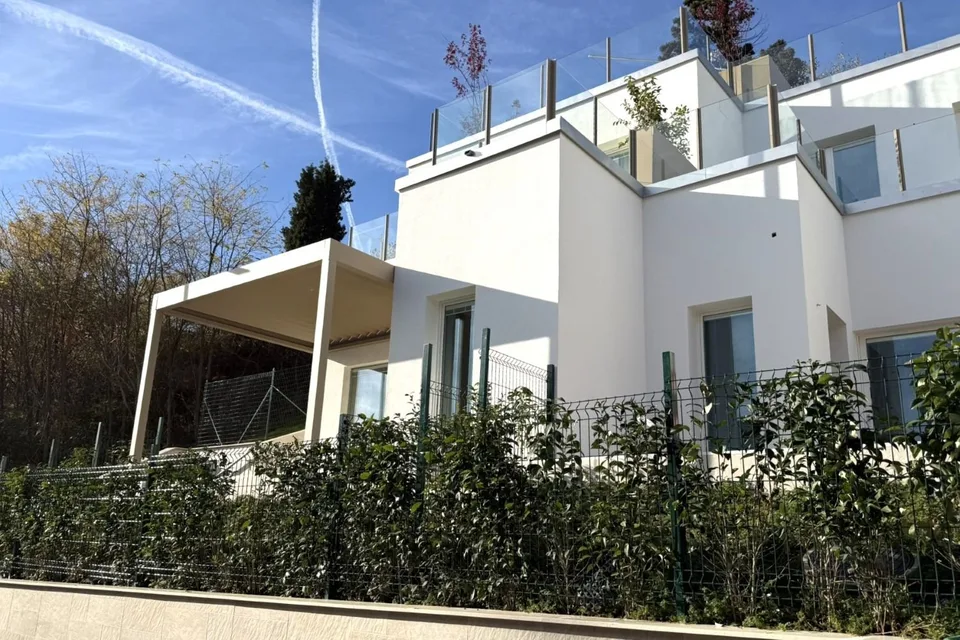 Ville nuove in costruzione in legno con terrazza sul tetto panoramica