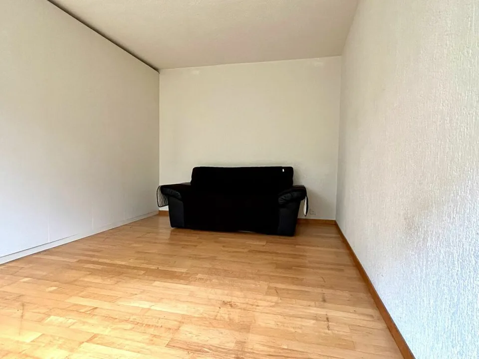 Schmucke 1.5-Zimmer-Wohnung mit Sitzplatz inkl. sep. Büro- / Physioraum im EG