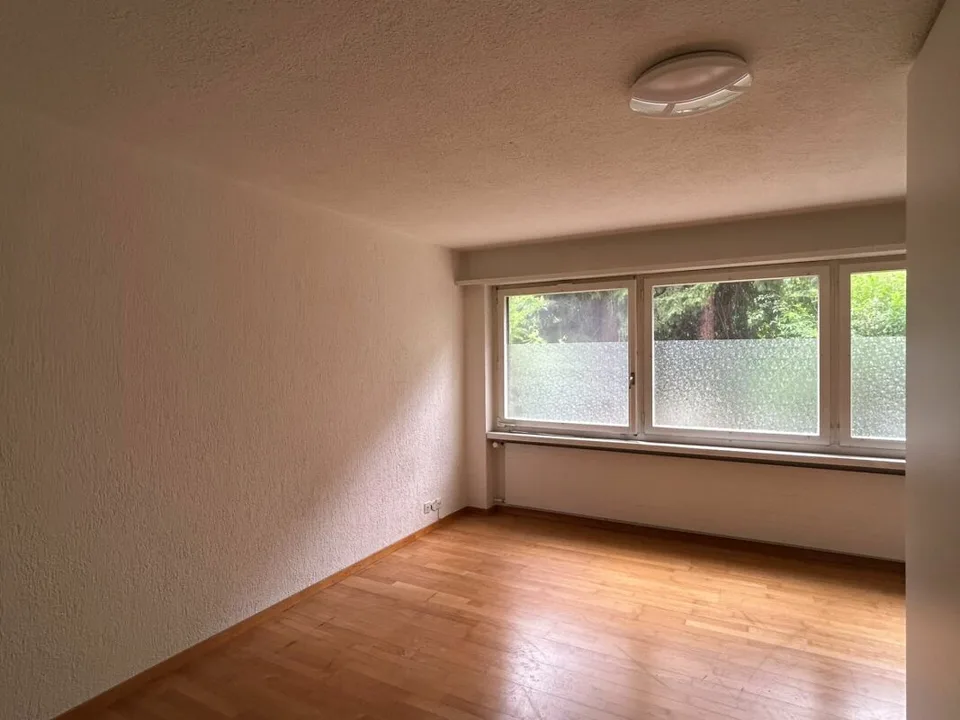 Schmucke 1.5-Zimmer-Wohnung mit Sitzplatz inkl. sep. Büro- / Physioraum im EG