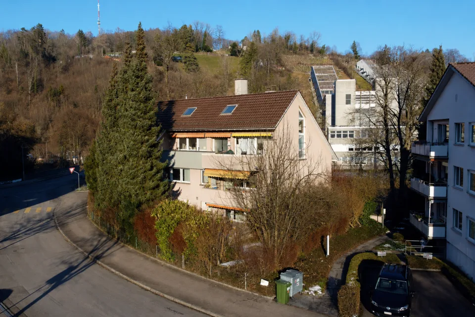 Schmucke 1.5-Zimmer-Wohnung mit Sitzplatz inkl. sep. Büro- / Physioraum im EG