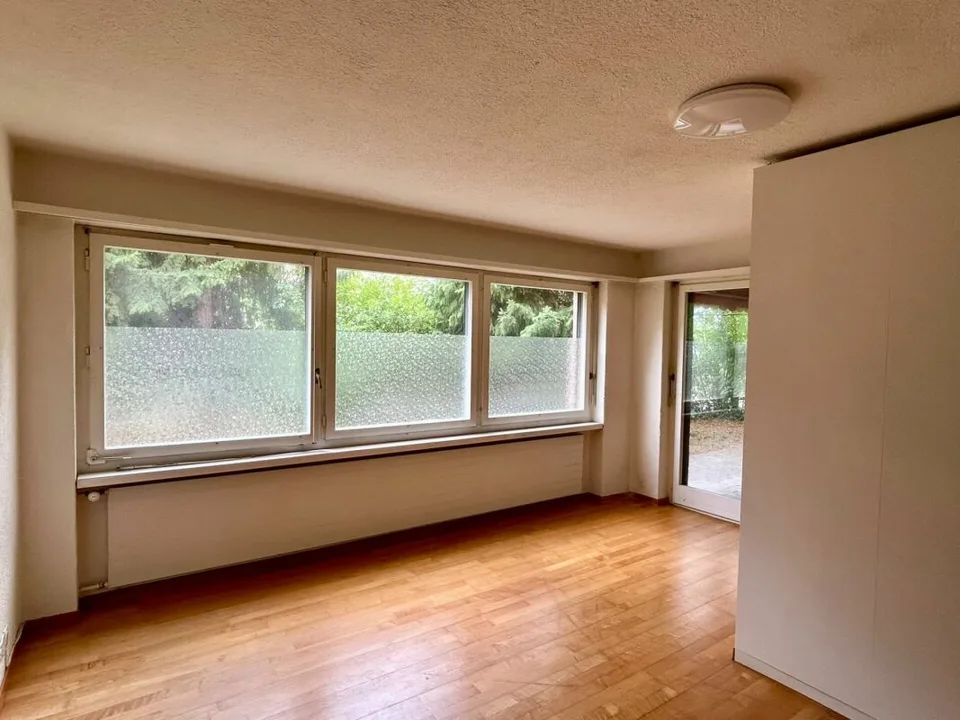 Schmucke 1.5-Zimmer-Wohnung mit Sitzplatz inkl. sep. Büro- / Physioraum im EG