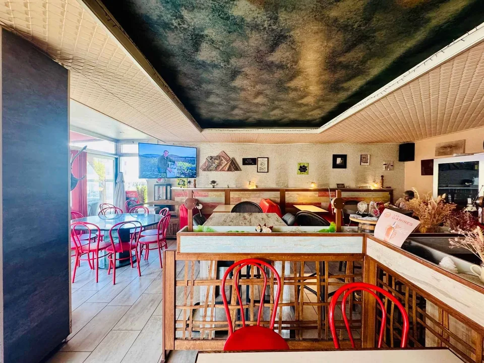 Arcade commerciale, tea-room de 100 m2 à louer à Conthey