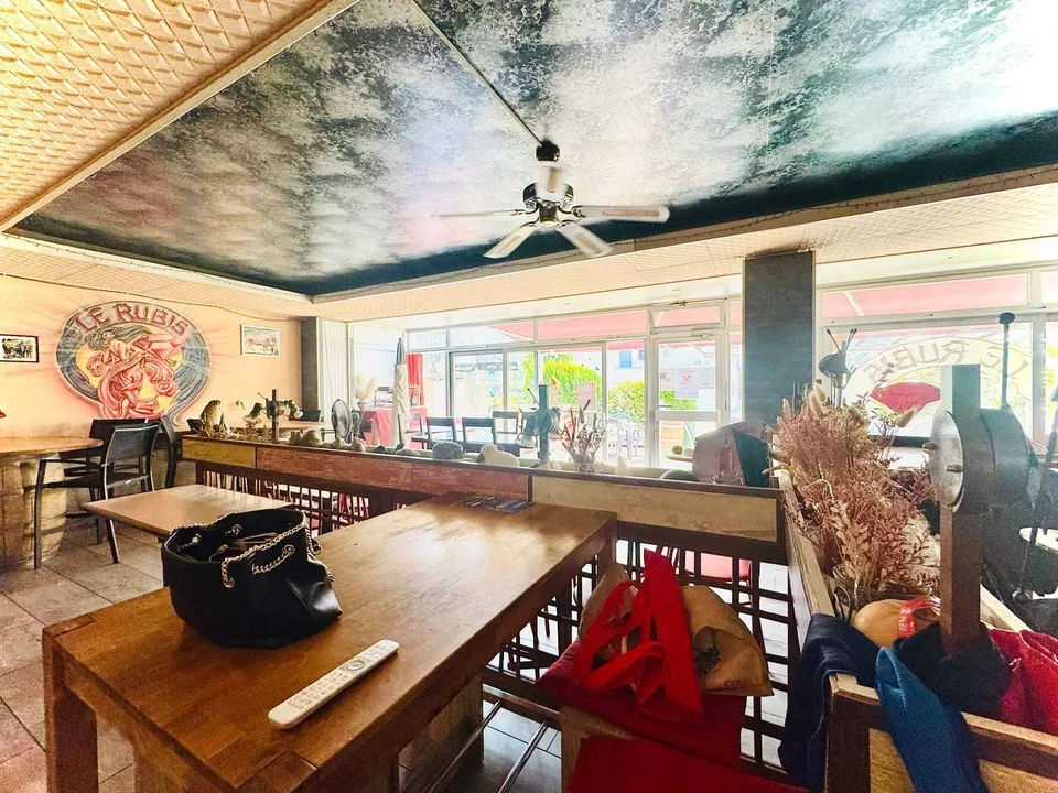 Arcade commerciale, tea-room de 100 m2 à louer à Conthey