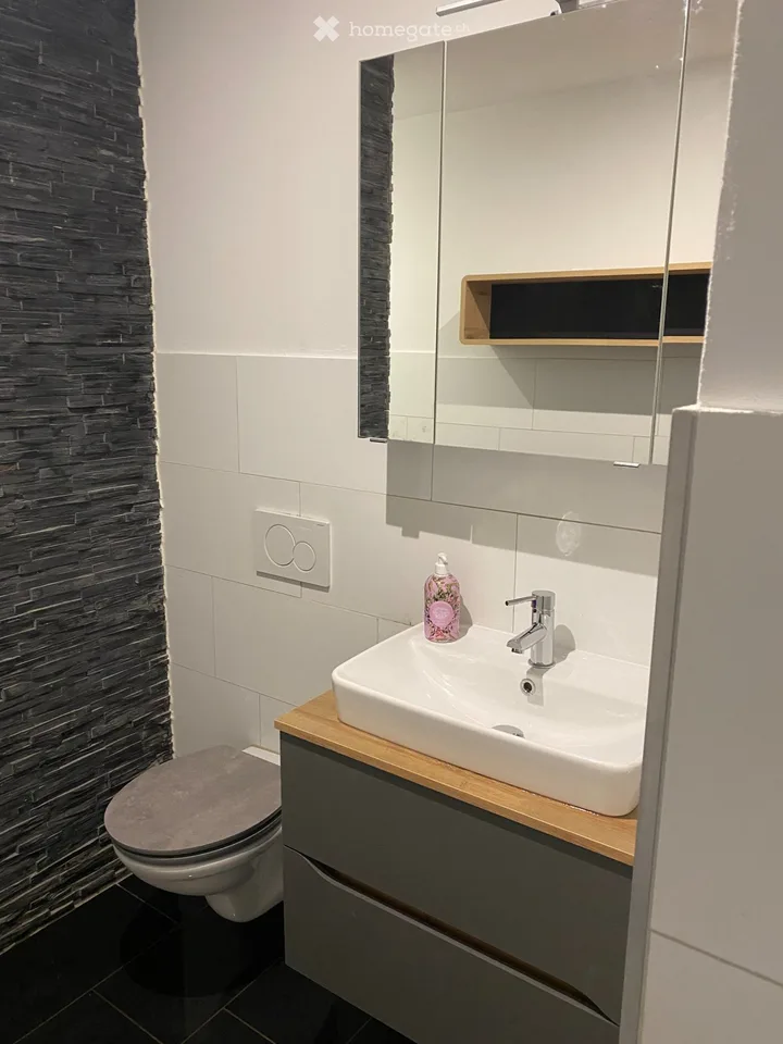 Charmante 3.0-Zimmer-Einliegerwohnung Haustiere erlaubt.