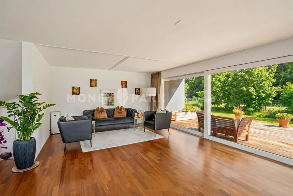 Maison jumelée stylée de 5,5 pièces dans un emplacement calme et proche de la nature