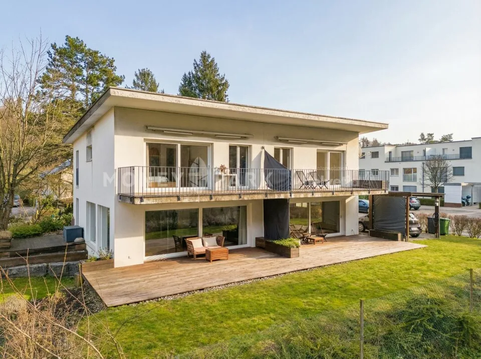 Stilvolle 5.5-Zimmer-Doppelhaushälfte an ruhiger, naturnaher Lage
