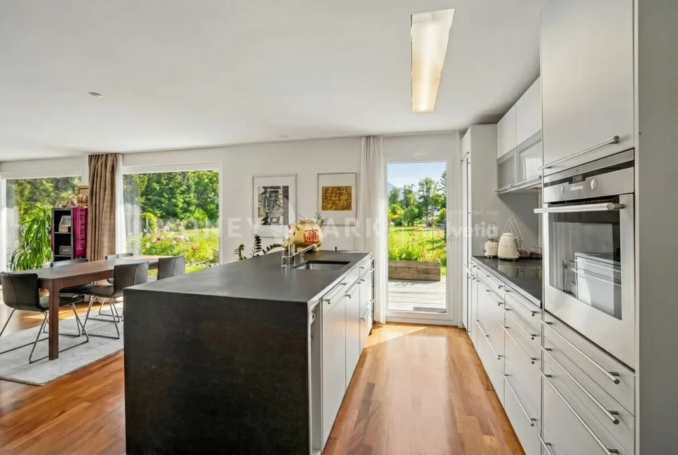 Maison jumelée stylée de 5,5 pièces dans un emplacement calme et proche de la nature