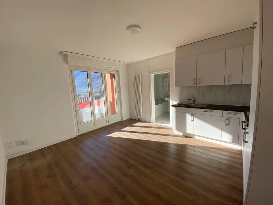 Appartement lumineux de 2 pièces avec balcon et vue sur les montagnes à Biasca