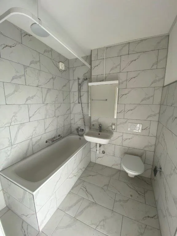 Appartement lumineux de 2 pièces avec balcon et vue sur les montagnes à Biasca