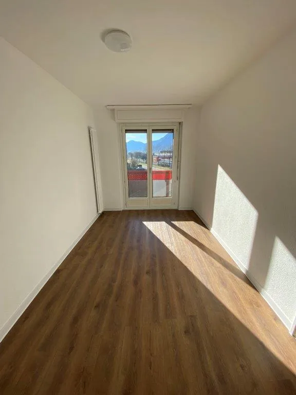 Appartement lumineux de 2 pièces avec balcon et vue sur les montagnes à Biasca