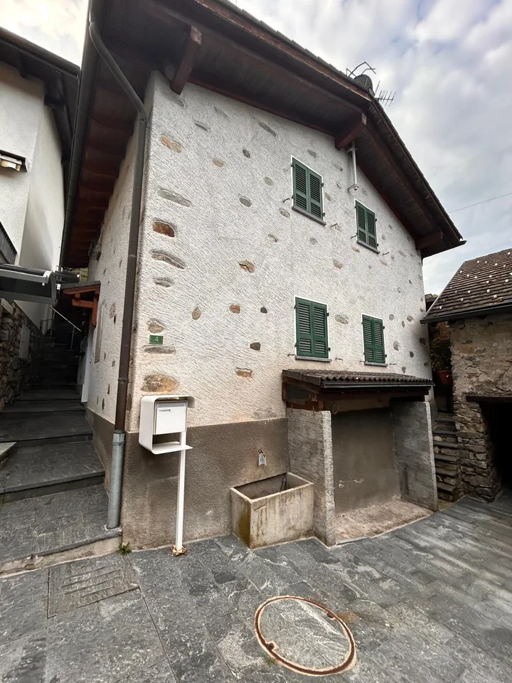 Einfaches Haus im Kern von Medeglia