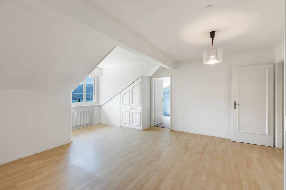 Geräumige 4.5-Zimmer-Wohnung in ruhiger Lage mit Seeblick